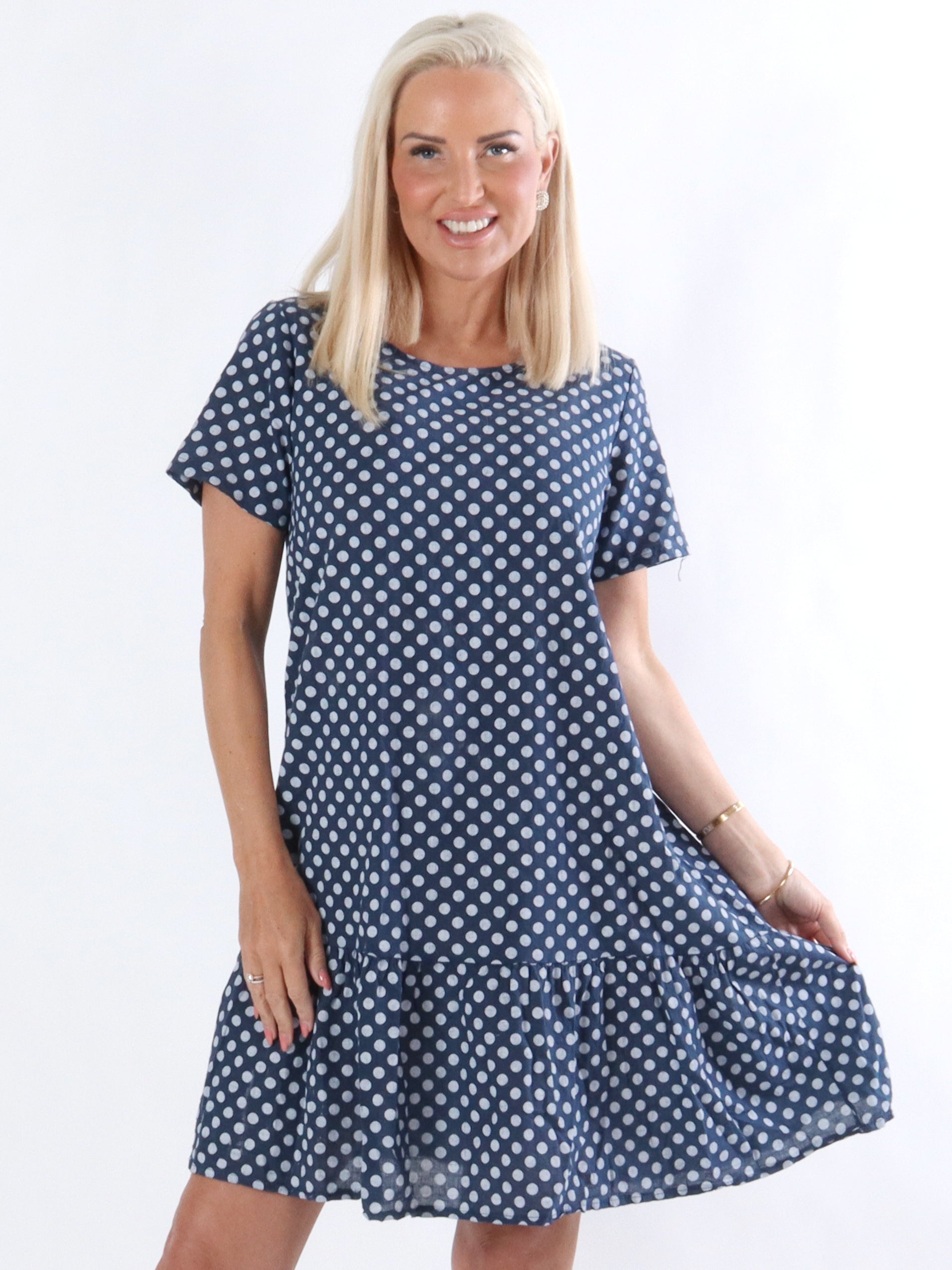 Josy - Klänning med vita prickar och lös passform